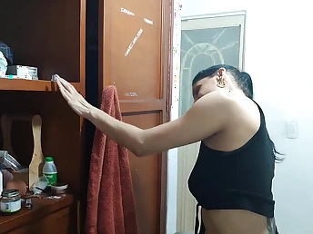 Stepson voyeuristically plumbs stepmom's bathtub and she succumbs to his lust - Spanish porn