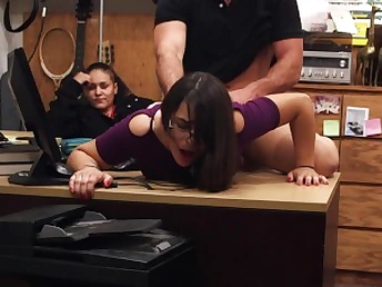 Thief tries to seduce PAWN with his xxx pawn skills, but fails in trying to make her orgasm!