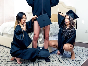 Stepsisters Graduation Day - S17:E4