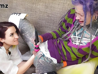 Miss Flora fists Anuskatzz wide open asshole