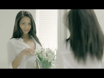 Brunette hot goddess exposes her great body