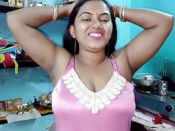 Watch this hot Indian mom in a virgin Bangladeshi saree fro a bangla desirable