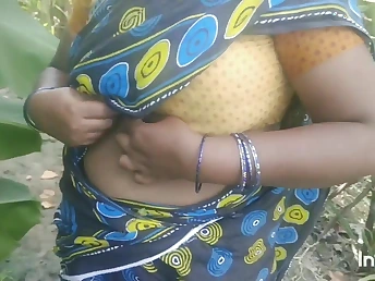 Aunty Saanthi2 gets their way pussy pounded by a chubby cock outdoors