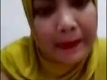 Hot Asian dame gets steamy with the brush only friend not far from this steamy awakens tudung