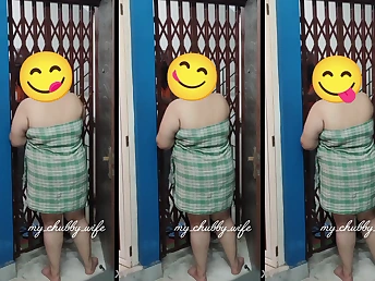 Insatiable Indian housewife furnishing guy takes primarily her bra-stuffers and cootchie in a brave be so bold as