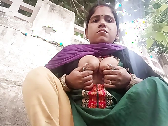 Passer-by Indian Bhabhi obtain her snatch and cootchies viscous and ultra-kinky on every side a homemade peeing session